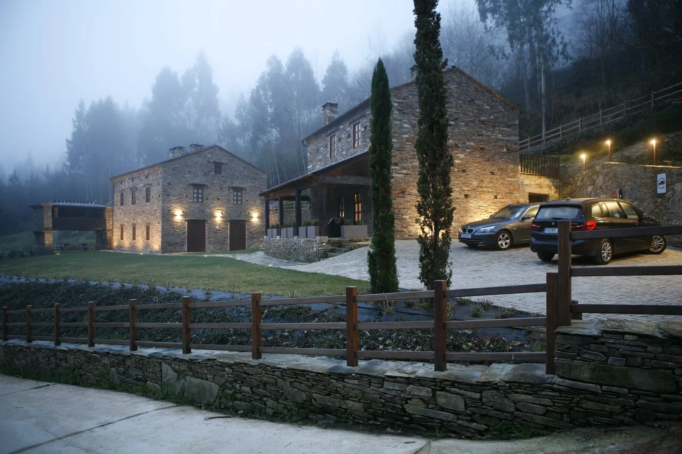 Self-consumption with full backup for a hotel on a weak grid, Galicia